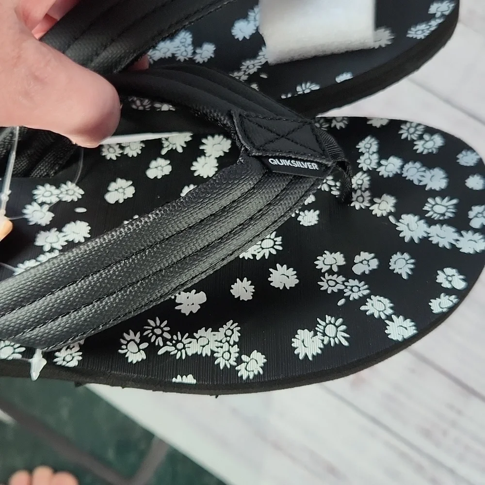 NWT Quiksilver men's floral carver flip-flop